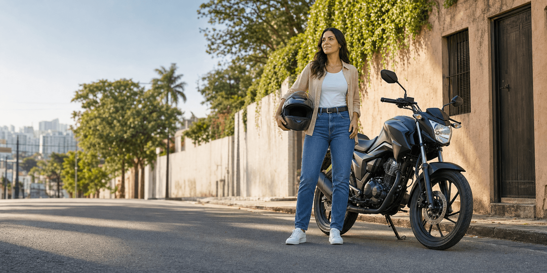 Mulher com capacete ao lado de uma moto em uma rua urbana
